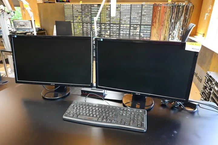 2 x ASUS Bildschirm 1 x Tastatur
